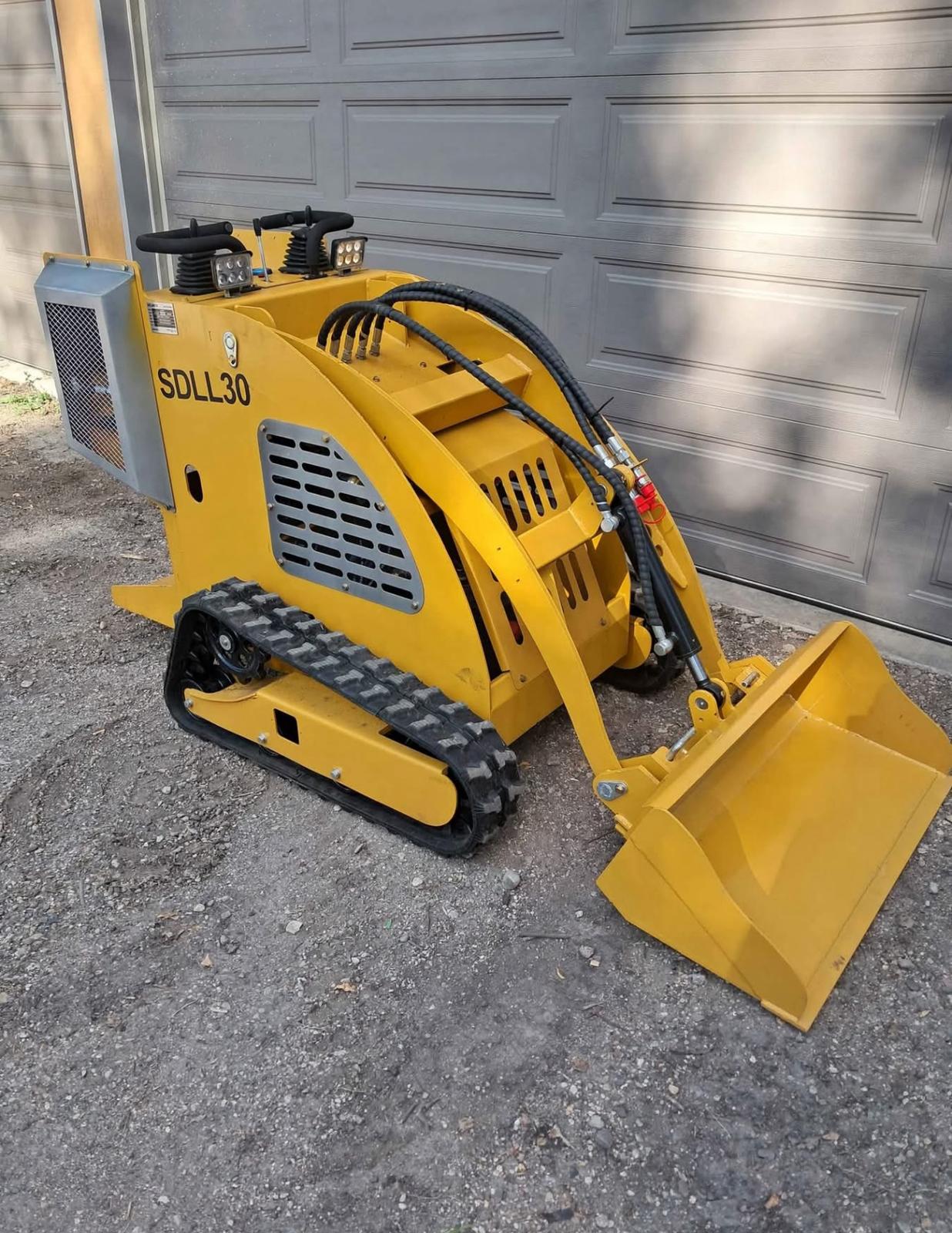 SDLanch SDLL30 Mini Skid Steer Loader w/ Bucket SDL-L30 15Hp