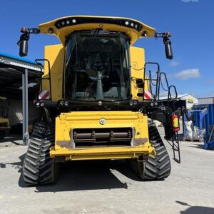 NEW HOLLAND CR8.90 Combine Harvester
