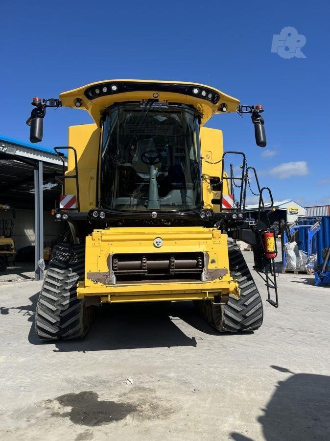 NEW HOLLAND CR8.90 Combine Harvester