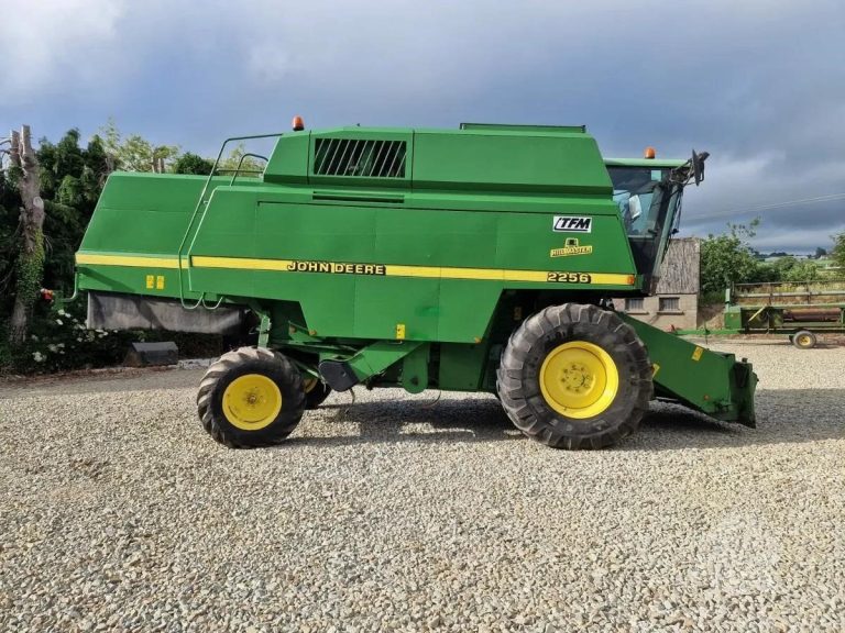 JOHN DEERE 2256 COMBINE HARVESTERS
